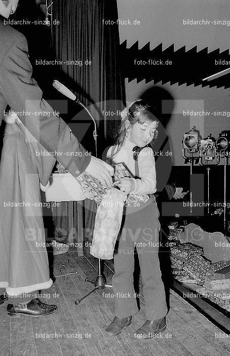 1971 Weihnachtsfeier für die Kinder der Angestellten der Agrob: WHFRKNNGGR-013908