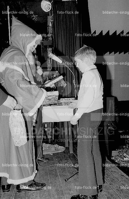 1971 Weihnachtsfeier für die Kinder der Angestellten der Agrob: WHFRKNNGGR-013912