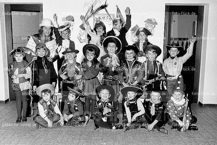 1971/1970 Karneval im Kath. Kindergarten St. Peter Sinzig: KRKTKNSTPTSN-014852