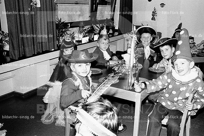 1971/1970 Karneval im Kath. Kindergarten St. Peter Sinzig: KRKTKNSTPTSN-014862