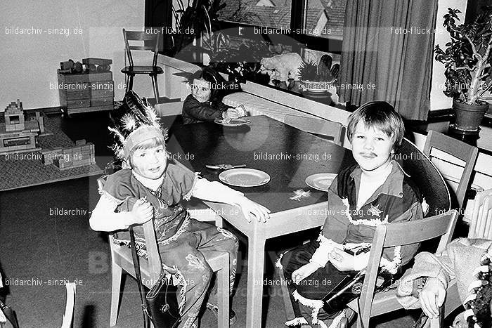 1971/1970 Karneval im Kath. Kindergarten St. Peter Sinzig: KRKTKNSTPTSN-014873