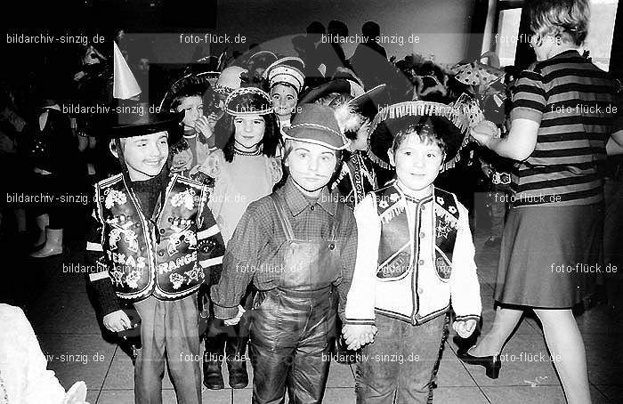 1971/1970 Karneval im Kath. Kindergarten St. Peter Sinzig: KRKTKNSTPTSN-015548