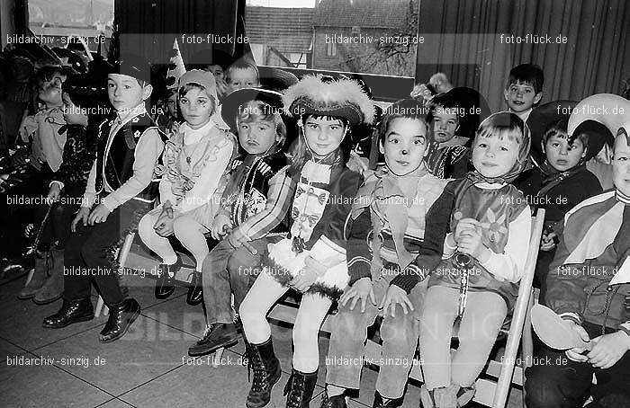 1971/1970 Karneval im Kath. Kindergarten St. Peter Sinzig: KRKTKNSTPTSN-015561