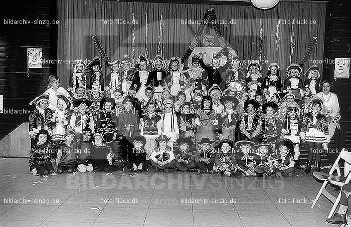 1971/1970 Karneval im Kath. Kindergarten St. Peter Sinzig: KRKTKNSTPTSN-015596