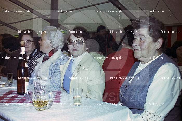 1977 -Sankt Josef Gesellschaft - Jusseps-Jonge im Zelt Kirmes Dienstag: SNJSGSJSJNZLKRDN-015752