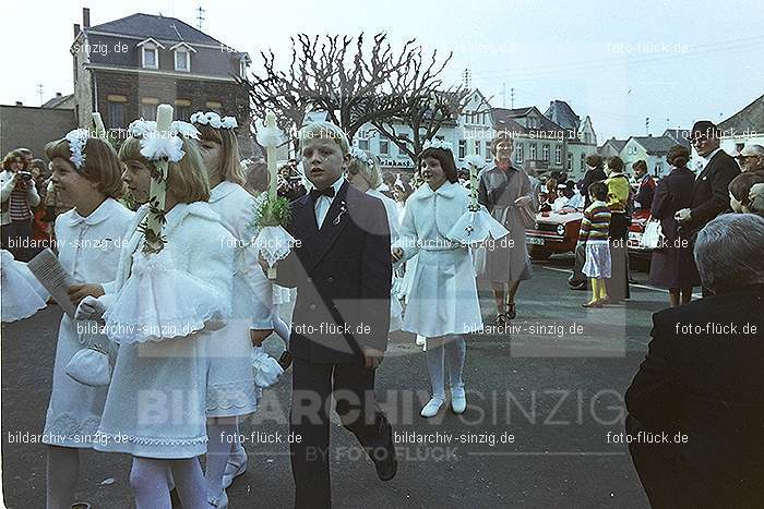 1977 - 1. hl. Kommunion in der St.Peter Kirche Sinzig -Pfarrer Heribert Kraus: HLKMSTPTKRSNPFHRKR-015870