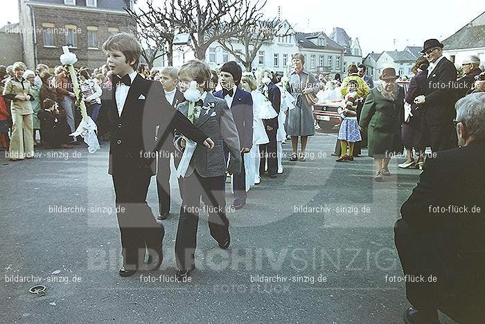 1977 - 1. hl. Kommunion in der St.Peter Kirche Sinzig -Pfarrer Heribert Kraus: HLKMSTPTKRSNPFHRKR-015873