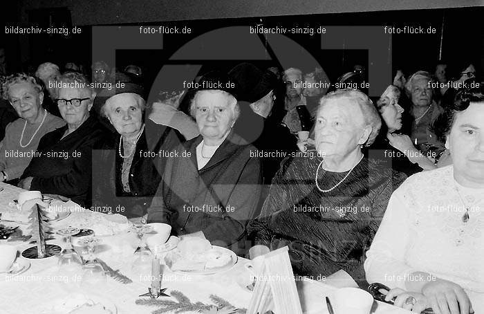 Arbeiter Wohlfahrt Weihnachtsfeier im Helenensaal 1970: RBWHWHHL-002482