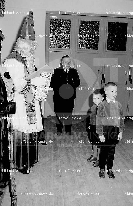 Nikolausfeier im Gerätehaus der Freiwilligen Feuerwehr Sinzig 1968: NKGRFRFRSN-003578