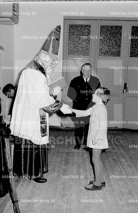 Nikolausfeier im Gerätehaus der Freiwilligen Feuerwehr Sinzig 1968: NKGRFRFRSN-003588