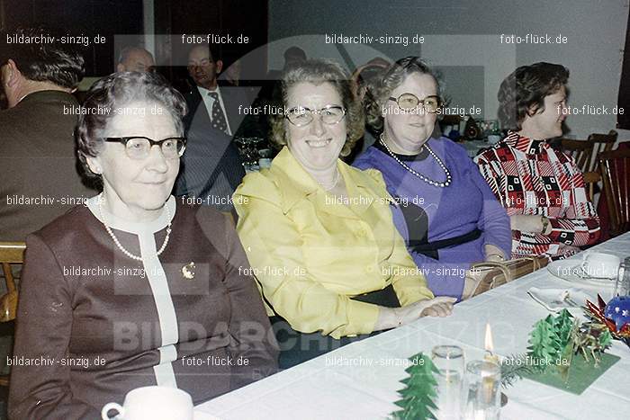 1974 Weihnachtsfeier der Senioren im Helenensaal Sinzig: WHSNHLSN-008430