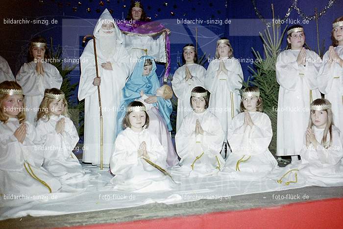 1974 Weihnachtsfeier der Senioren im Helenensaal Sinzig: WHSNHLSN-008433