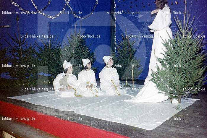 1974 Weihnachtsfeier der Senioren im Helenensaal Sinzig: WHSNHLSN-008439